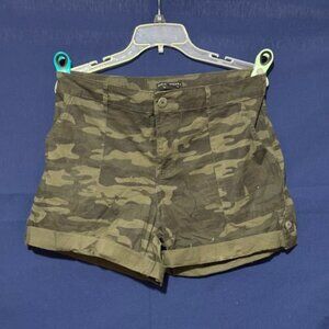 Social Stand by Sanctuary Green Camo Shorts, Size L